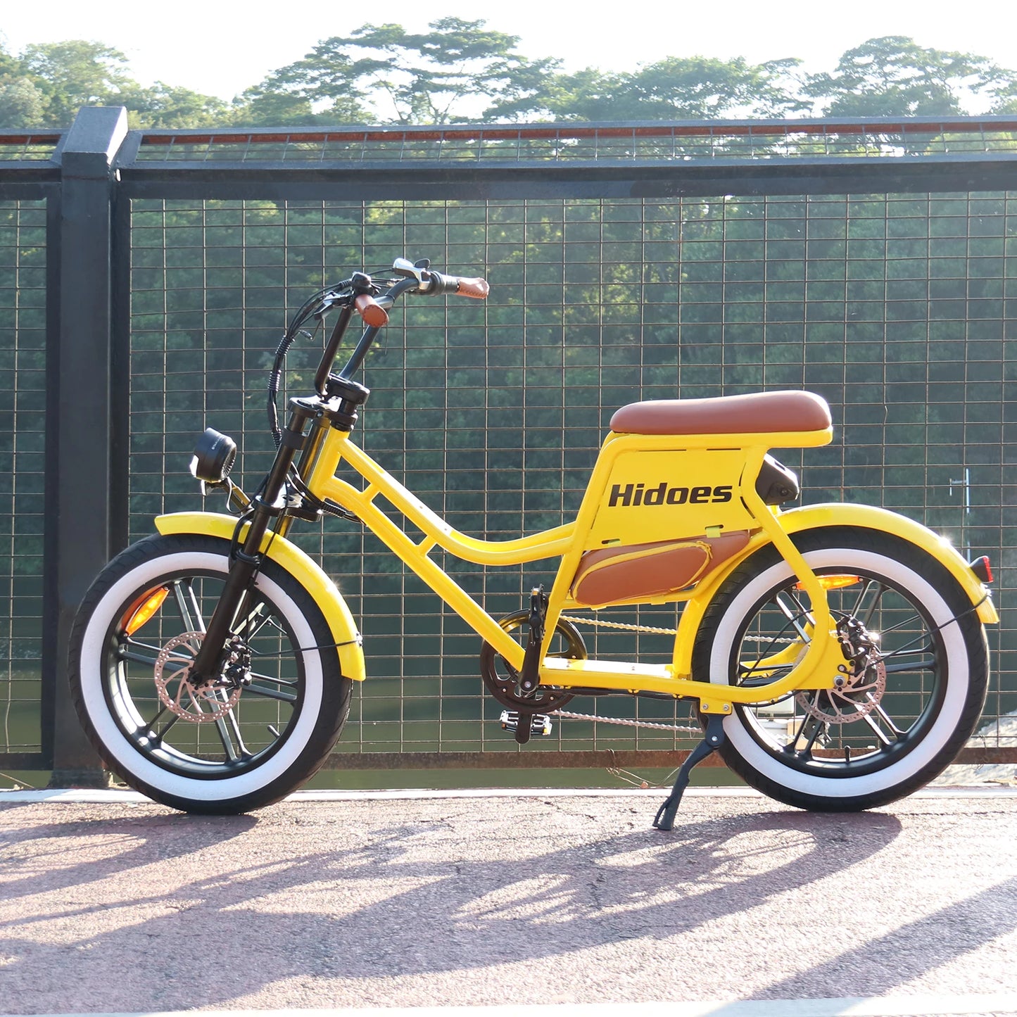 E-bike 700W Motor 48V17AH Lithium Battery Off-road Fat Tire .