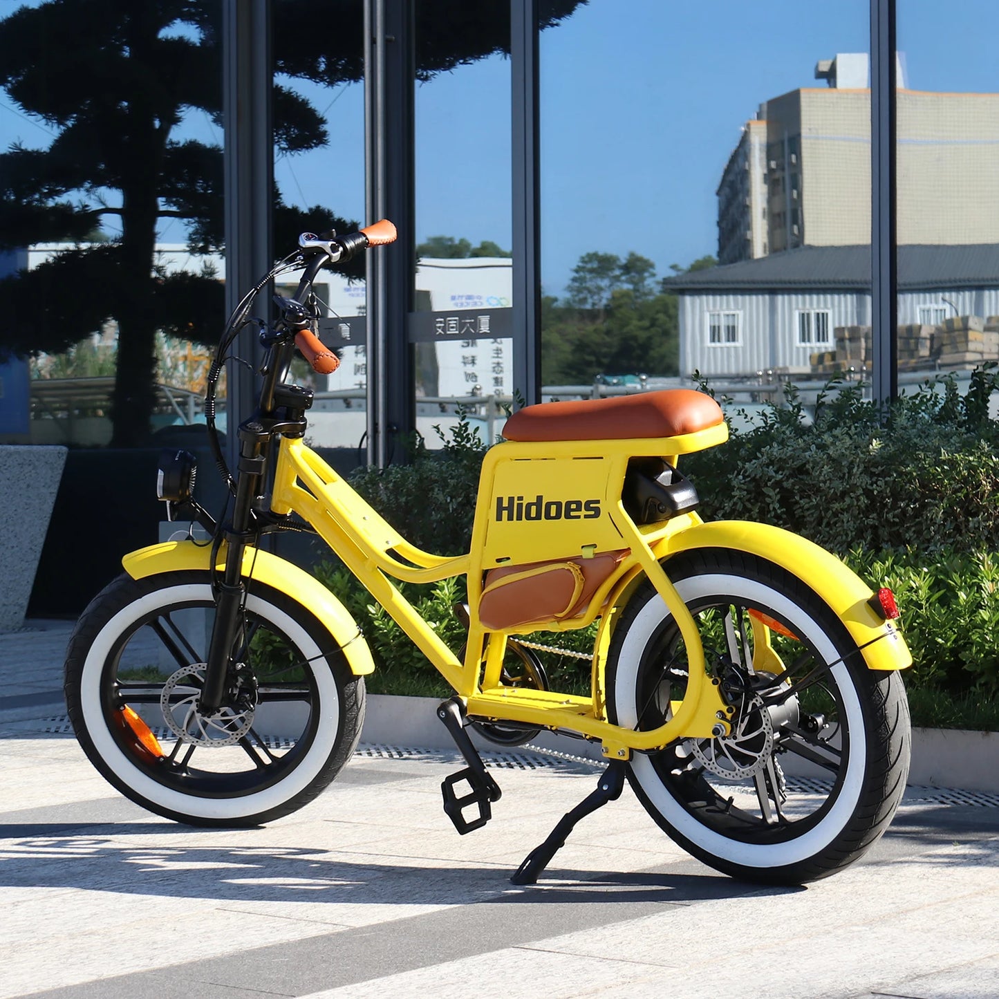 E-bike 700W Motor 48V17AH Lithium Battery Off-road Fat Tire .